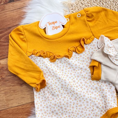  Conj. 3 peças Body Flores, Rena e Calça com Babadinho - Mostarda e Areia